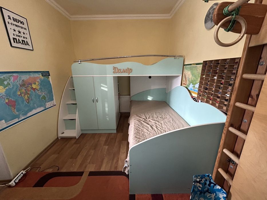 Дитяча  мебель 2 пов. ліжко, стіл, шкаф.