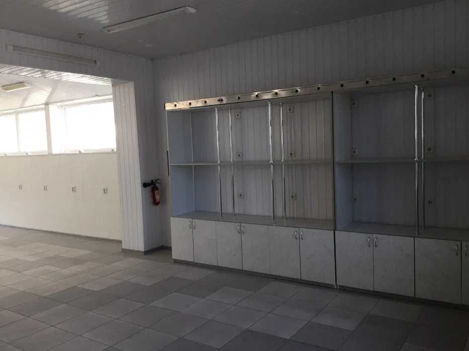 Продається магазин з кафетерієм у центрі Полтави (3 поверхи, 540 м²)