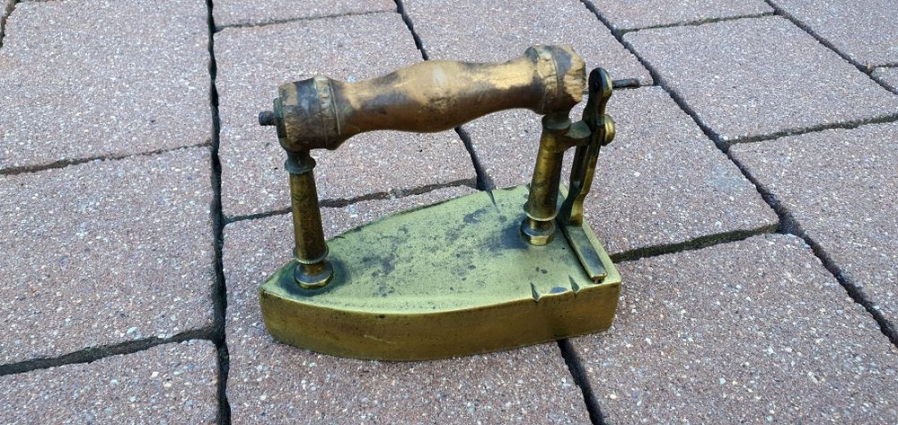 Zabytkowe mosiężne żelazko z duszą