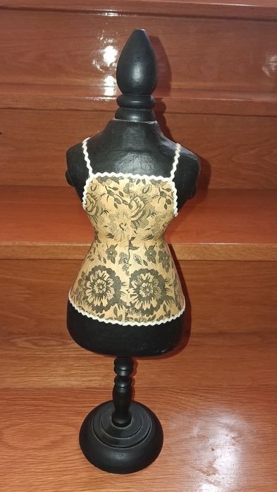 Busto suporte estatueta  para colares muito bonito 44 cm