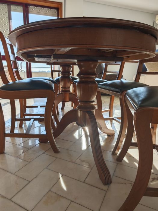 Aparador e mesa de jantar