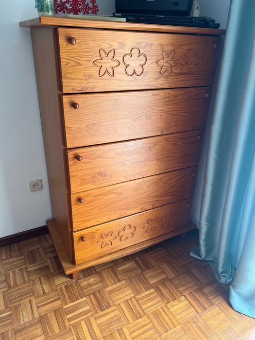 Mobília completa em pinho maciço para rapariga