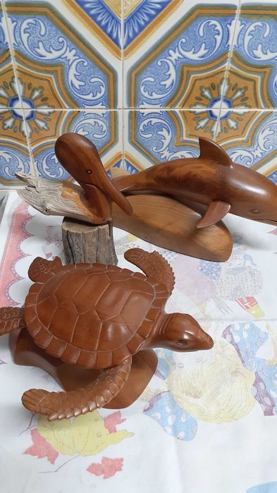 Esculturas em madeira feitas à mão