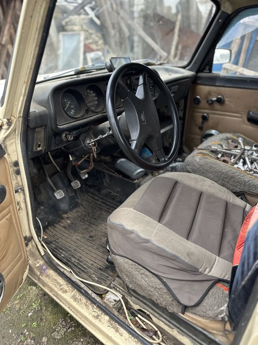 Москвич сел и поехал