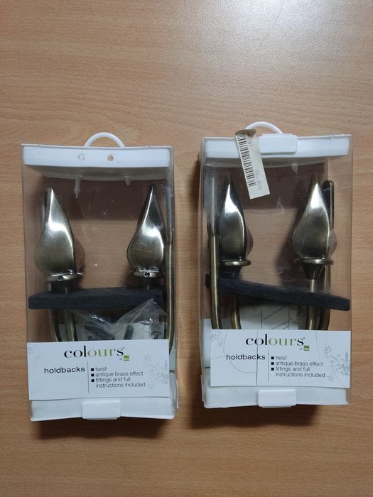 4 Curtain Hooks