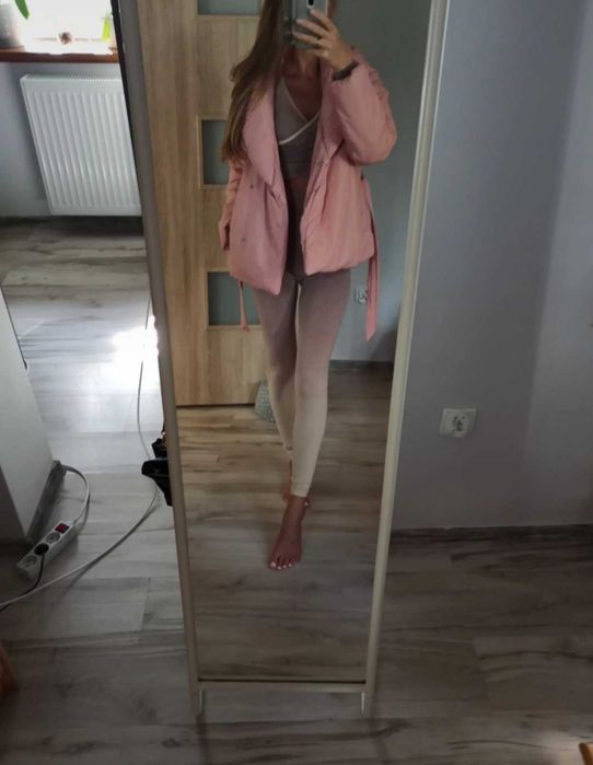 Kurtka zimowa puchowa pudrowy róż ciepła kołnierz taliowana zima