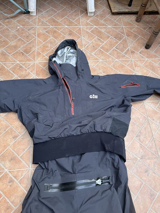 Fato para atividades aquaticas