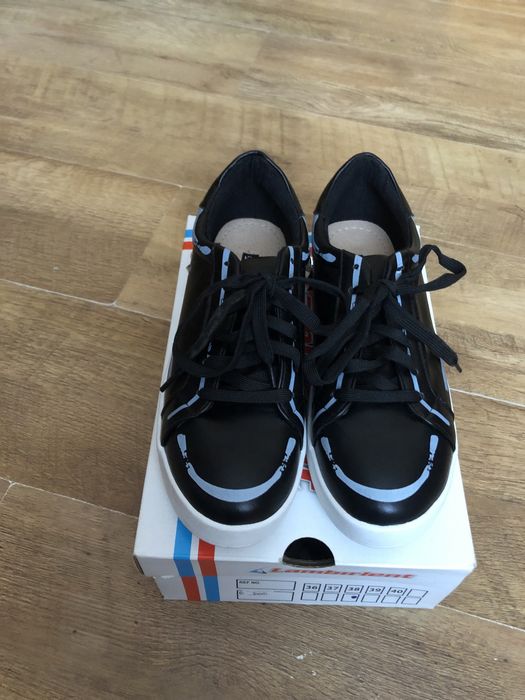 Buty z napisem Love