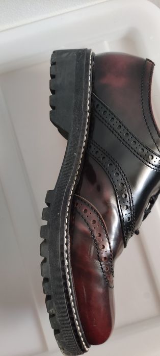 Sapatos envernizados preto e bordeaux