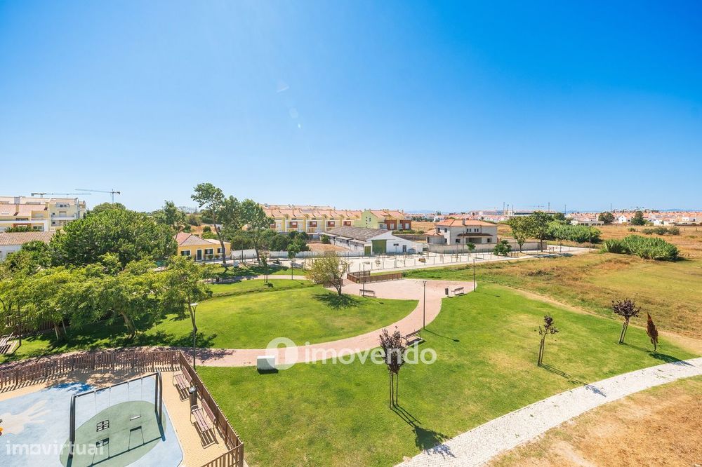 Moradia T3+1 moderna, com garagem e áreas amplas, em Alcochete