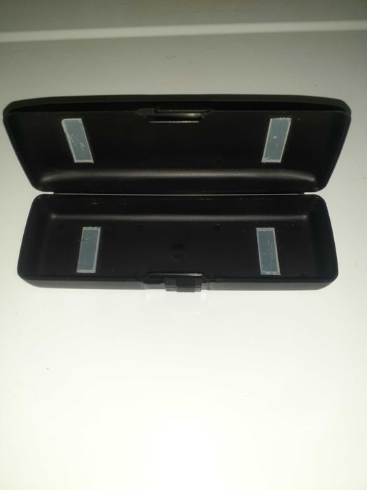 Caixa proteção de painel frontal de autorádio marca Honda.