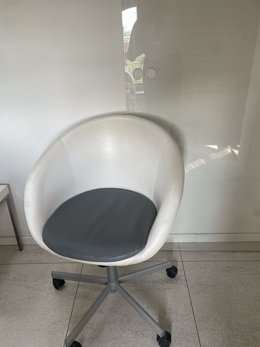 fotel Ikea z nowo obitym siedzeniem z materiału imitującego skórę