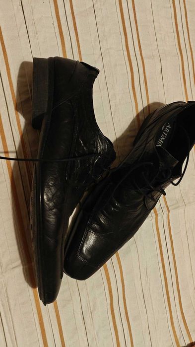 Sapatos em pele genuína