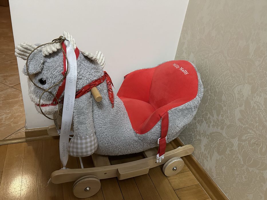 Koń na biegunach i kółkach