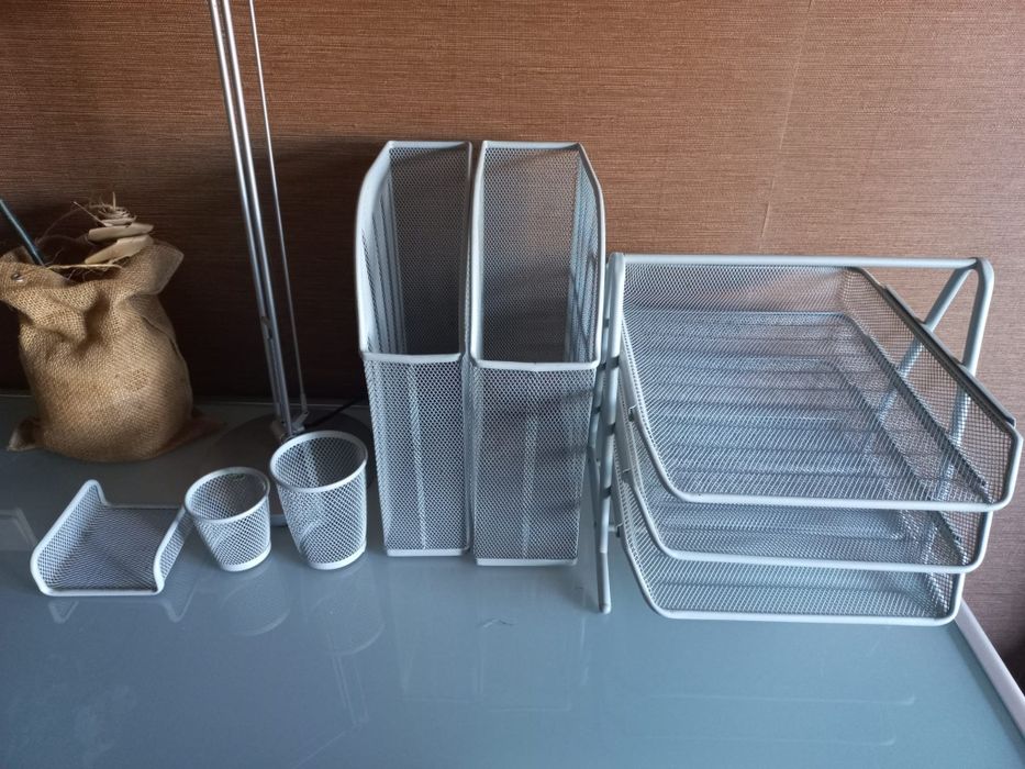 Secretária com tampo de vidro, bloco de gavetas e Cadeira Ikea