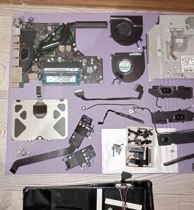 Оригінальні деталі на Macbook a1278 a1286