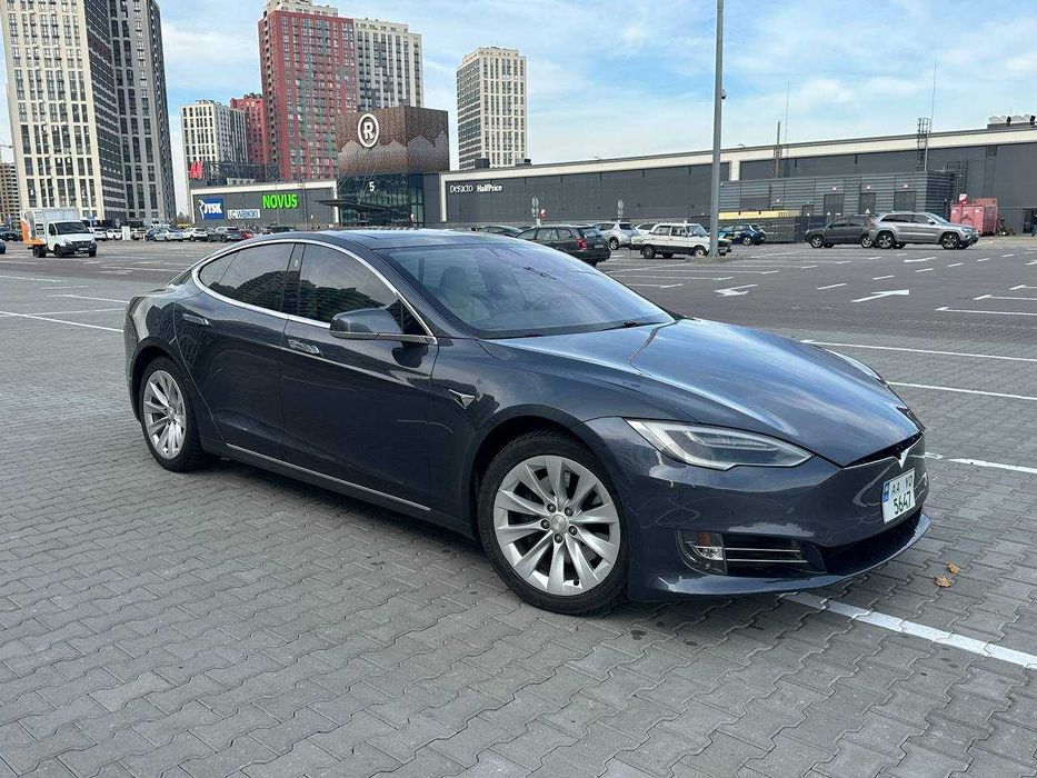 Оренда Tesla S під таксі Premium Uber Black