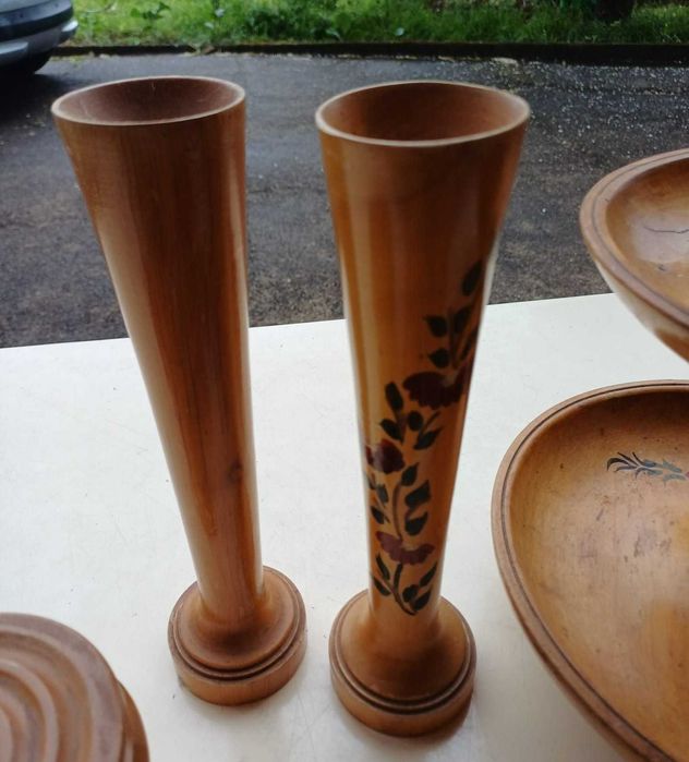 Fruteira e outros utensílios de cozinha, em madeira torneada e decorada