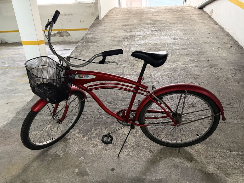 Bicicleta vermelha com cesto