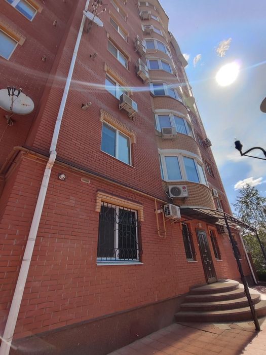 Велика  3-кімнатна квартира з дизайнерським ремонтом