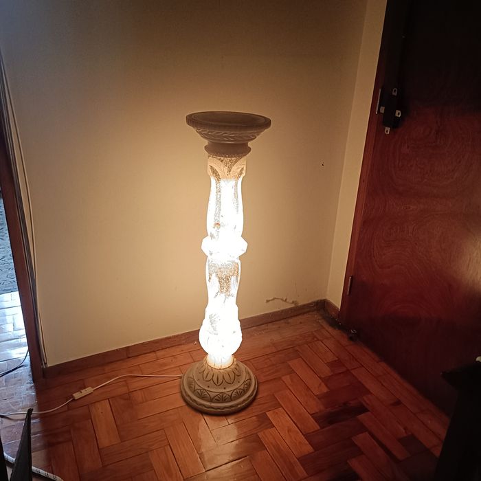 Coluna mármore iluminada