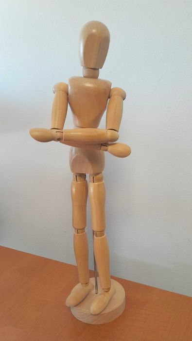 Boneco de madeira articulado