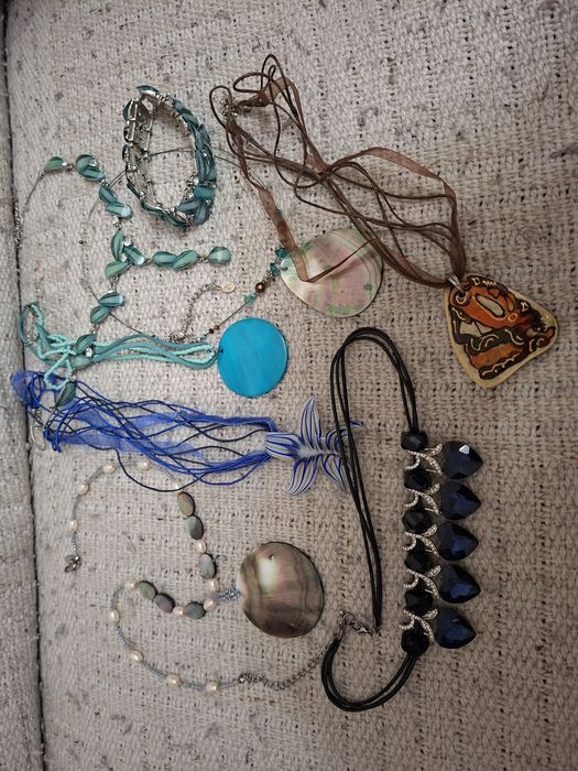 Намиста з різними каменями