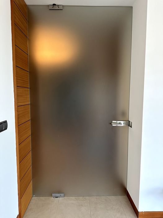 Porta pivotante em vidro 1,30 x 2,45m