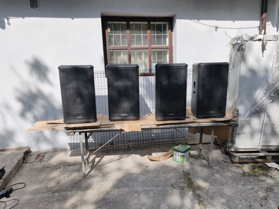 4xi QSC HPR152. Ostatnia seria, obudowa ze sklejki, doskonała jakość. Moc: 500 W RMS, 15-calowy przetwornik, pasmo przenoszenia 48 Hz – 20 kHz,