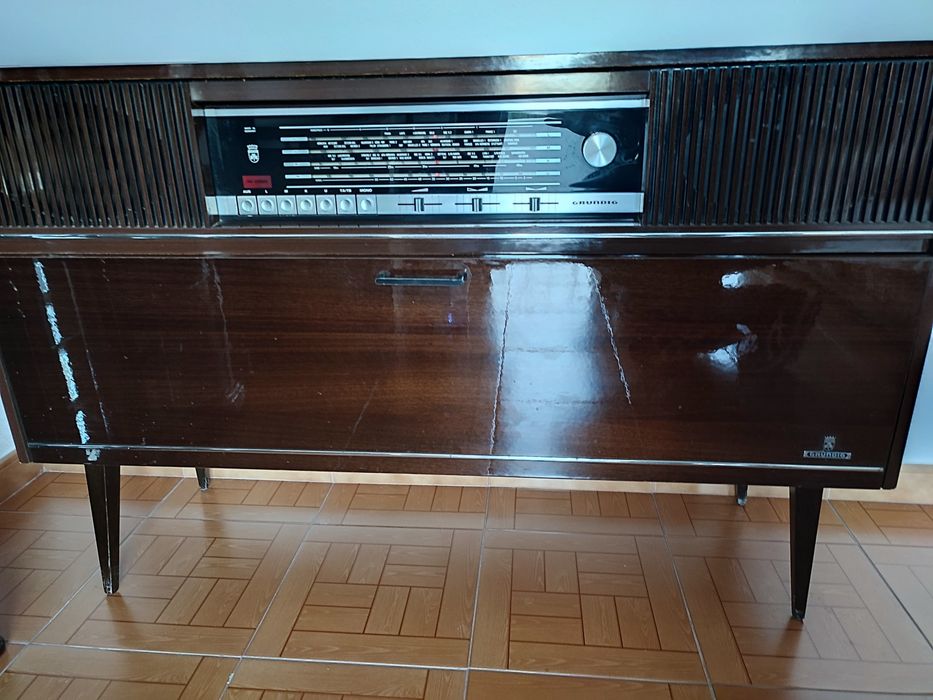 Gabinete de rádio e toca-discos Grundig Mandello 8 vintage dos anos 1970