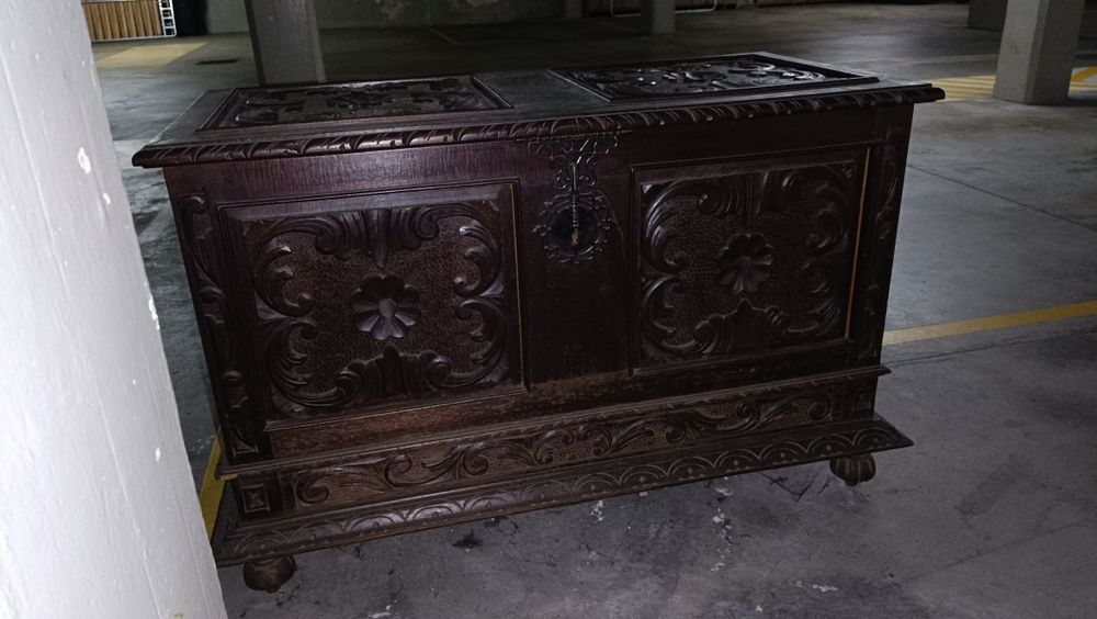 Baú vintage em madeira trabalhada