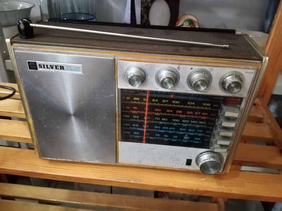 Vários rádios antigos e a válvulas