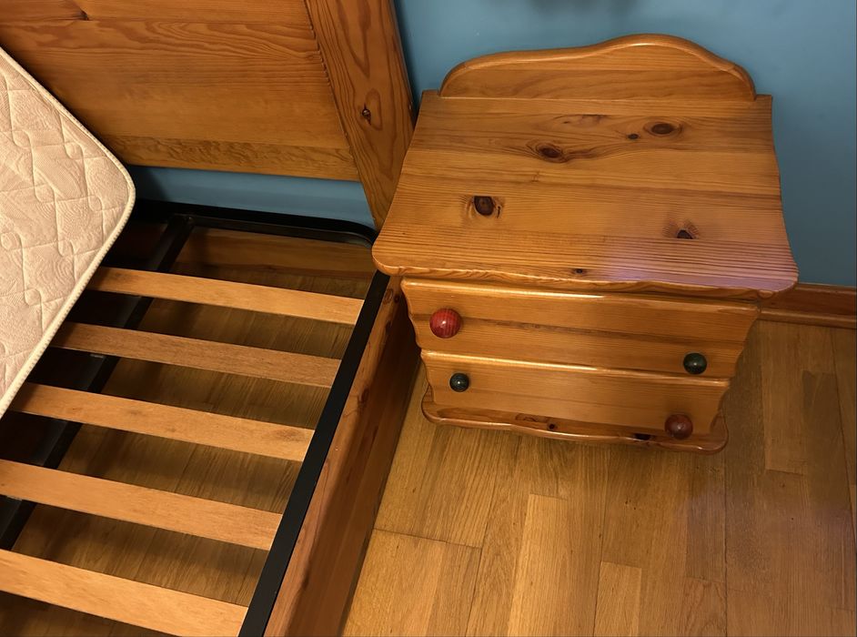 Cama com colchao e mesa de cabeceira