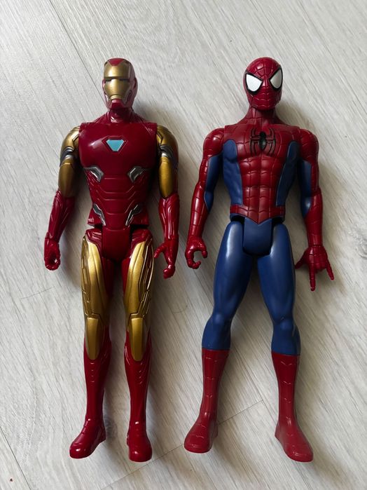 Фігурка супергероя Людина-Павук від бренду Hasbro.