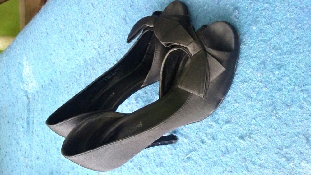 Czarne szpilki marki "Graceland".