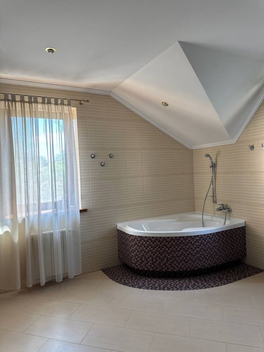 Будинок в сучасному стилі. Дніпршосе. Район новобудов в лісовій смузі