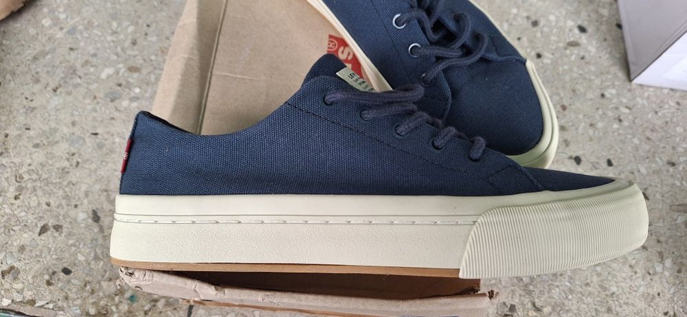 Sprzedam nowe trampki Levis