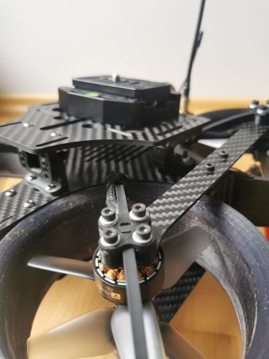 Dron fpv cinelifter x8 cinewhoop blackmagic