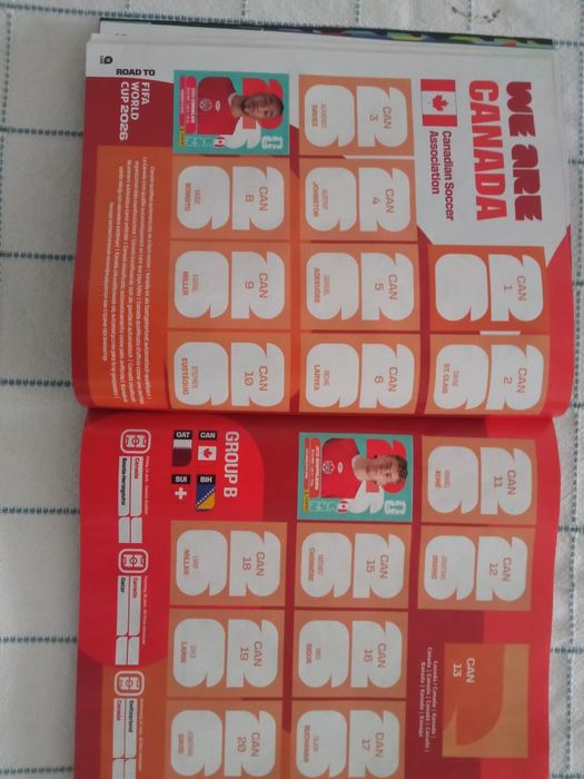 Caderneta do mundial com cromos colados que equivalem a 6 saquetas