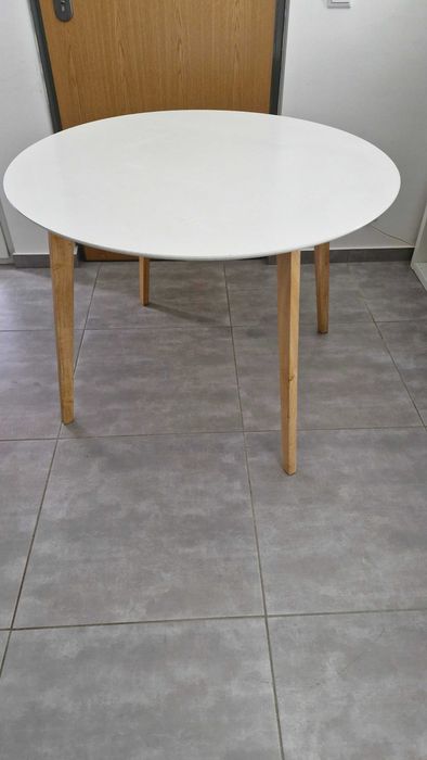 Mesa branca redonda