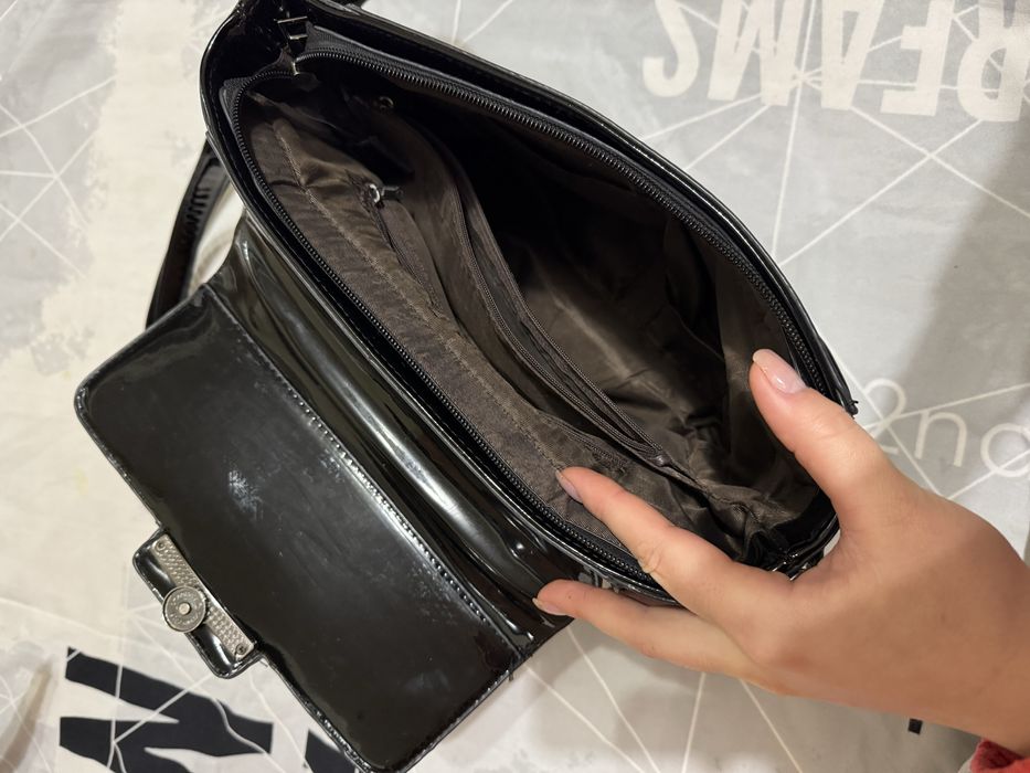 Жіноча чорна лакова сумочка