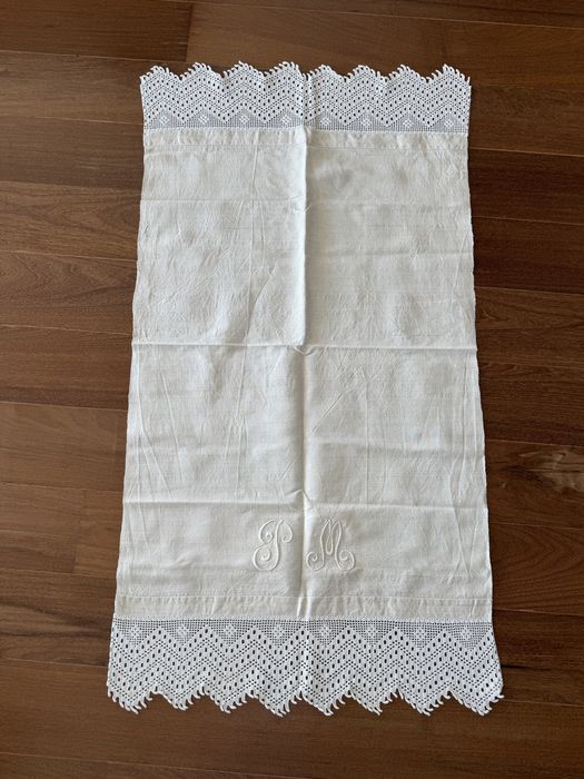 Toalha em linho com renda feita à mão
