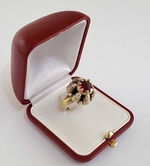 Srebrny pierścień z ozdobą stroju szlacheckiego z XVII wieku