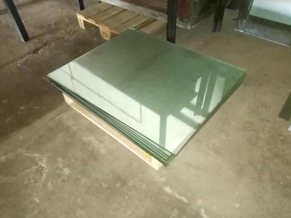 ACM1438 - Conjunto de 11 mesas de madeira com tampo em vidro - Usado