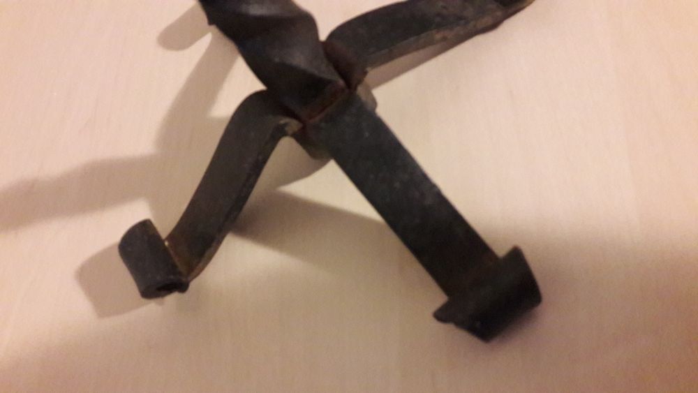 Świecznik z elementów kutych