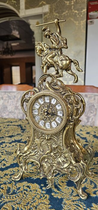 Бронзовые часы с большими канделябрами, подсвечниками