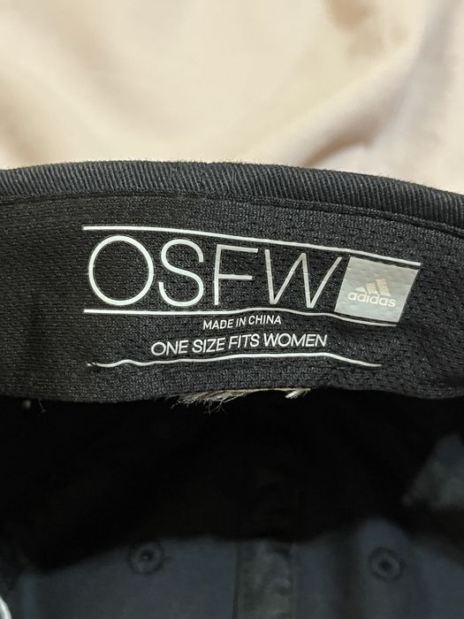 Czapka z daszkiem damska czarna Adidas Gold Coat Of Arms