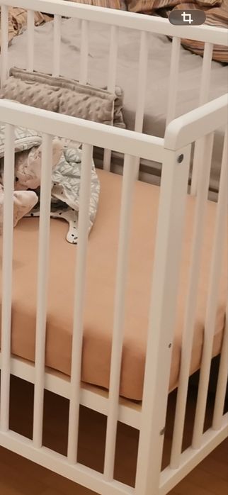 Łóżeczko dziecięce z opuszczanym bokiem z materacem