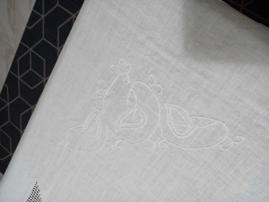 Toalha de mesa em linho branco e crochet, nova nunca usada.