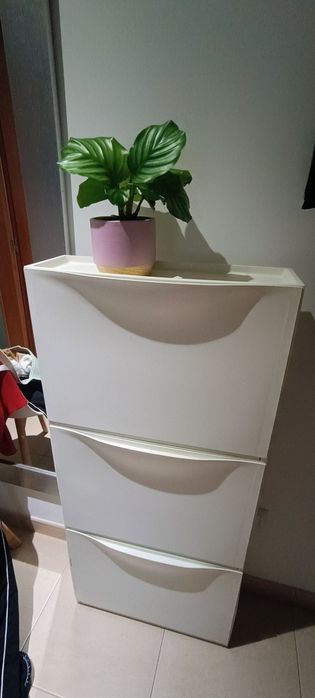 Sapateira ikea em bom estado.